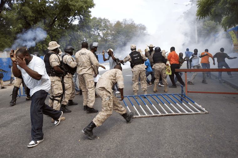 Haïti | La police disperse violemment des manifestants non armés à Port-au-Prince, tandis qu’à Kenscoff les gangs sont toujours actifs
